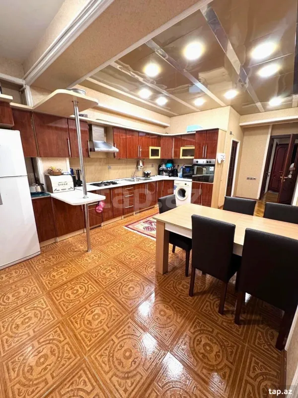 Kirayə verilir 3 otaqlı yeni tikili 140 m²