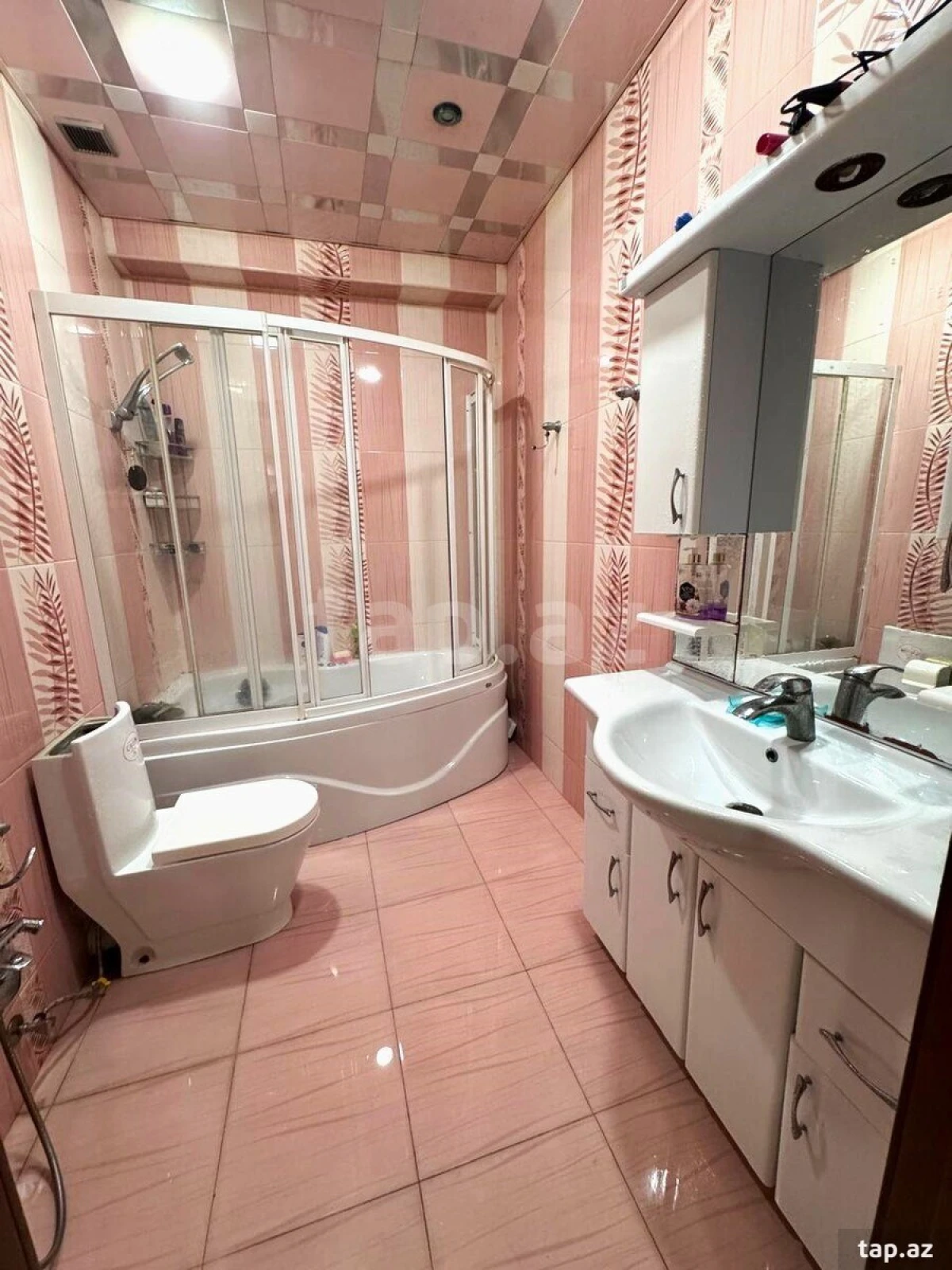 Kirayə verilir 3 otaqlı yeni tikili 140 m²