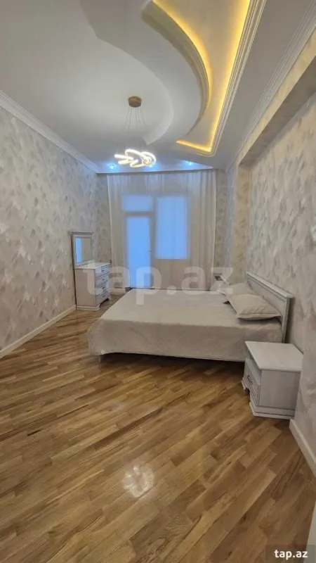 Kirayə verilir 4 otaqlı yeni tikili 200 m²