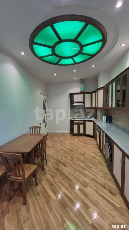 Kirayə verilir 4 otaqlı yeni tikili 200 m²