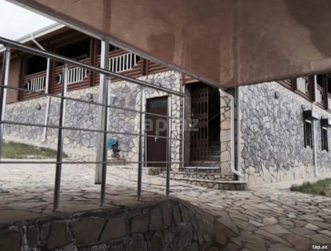 Satılır 9 otaqlı həyət evi