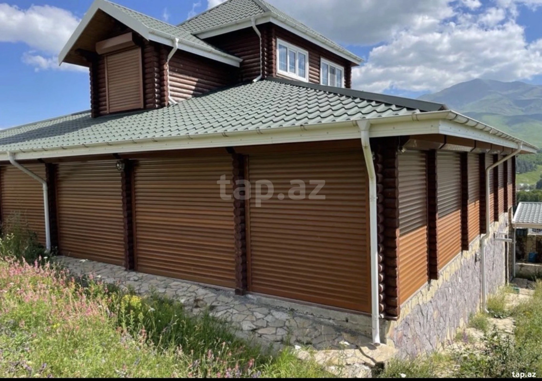 Satılır 9 otaqlı həyət evi