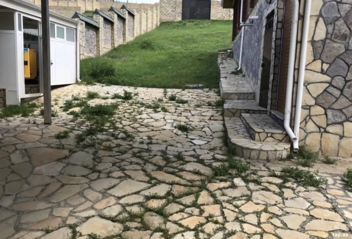 Satılır 9 otaqlı həyət evi