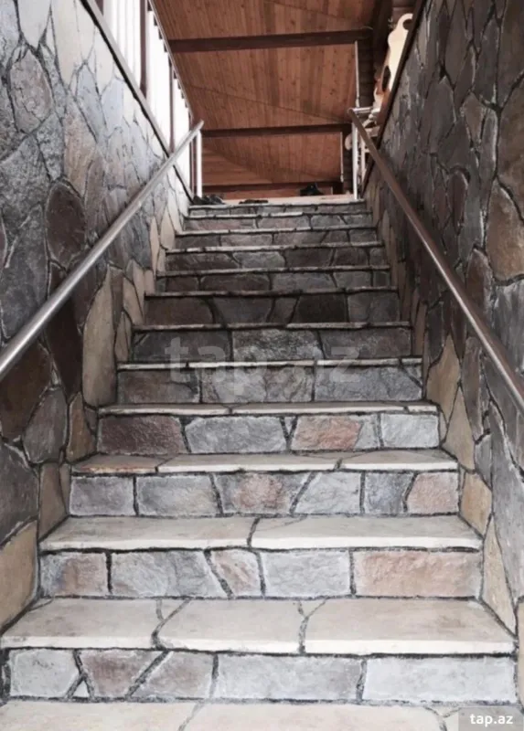 Satılır 9 otaqlı həyət evi