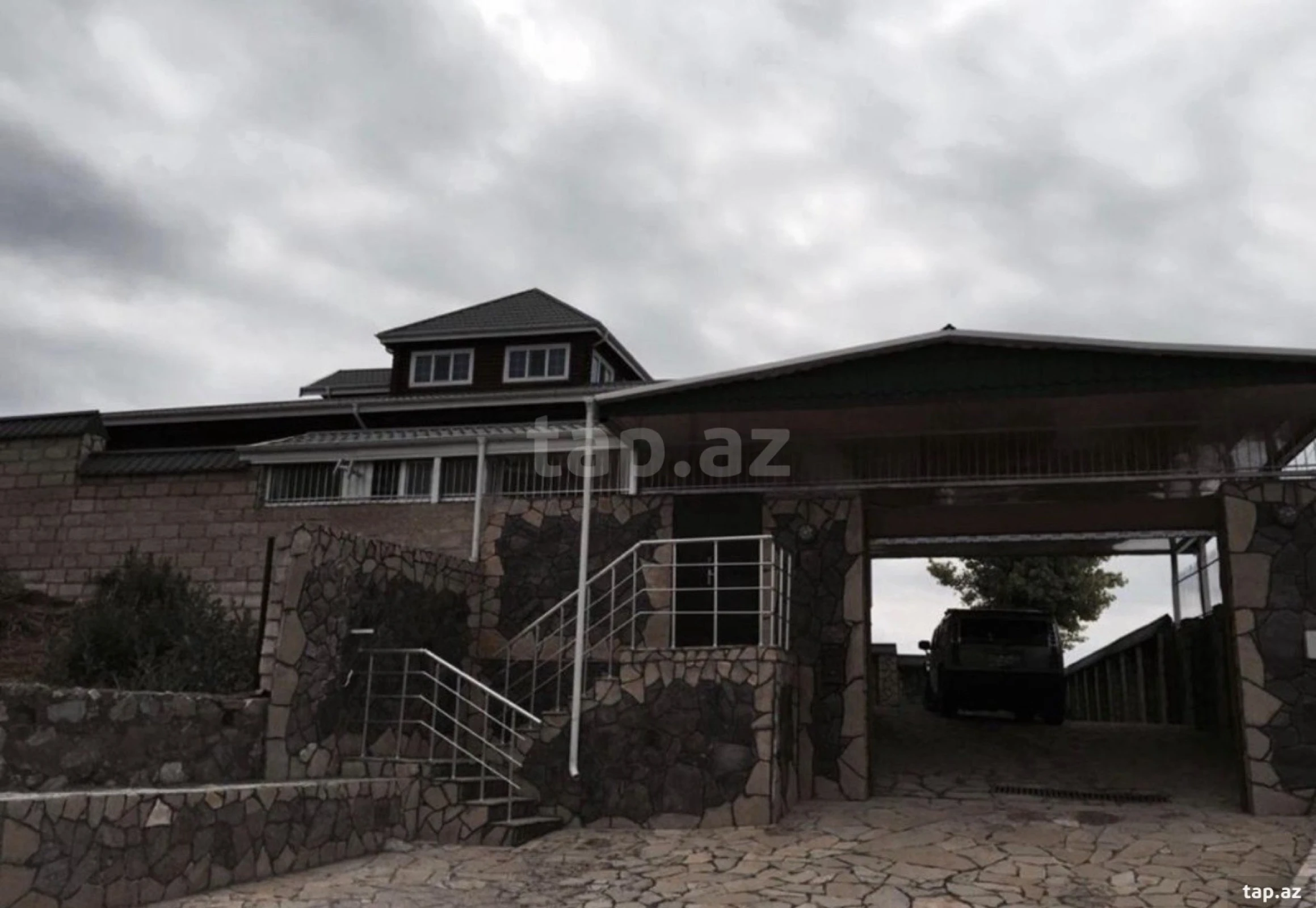 Satılır 9 otaqlı həyət evi