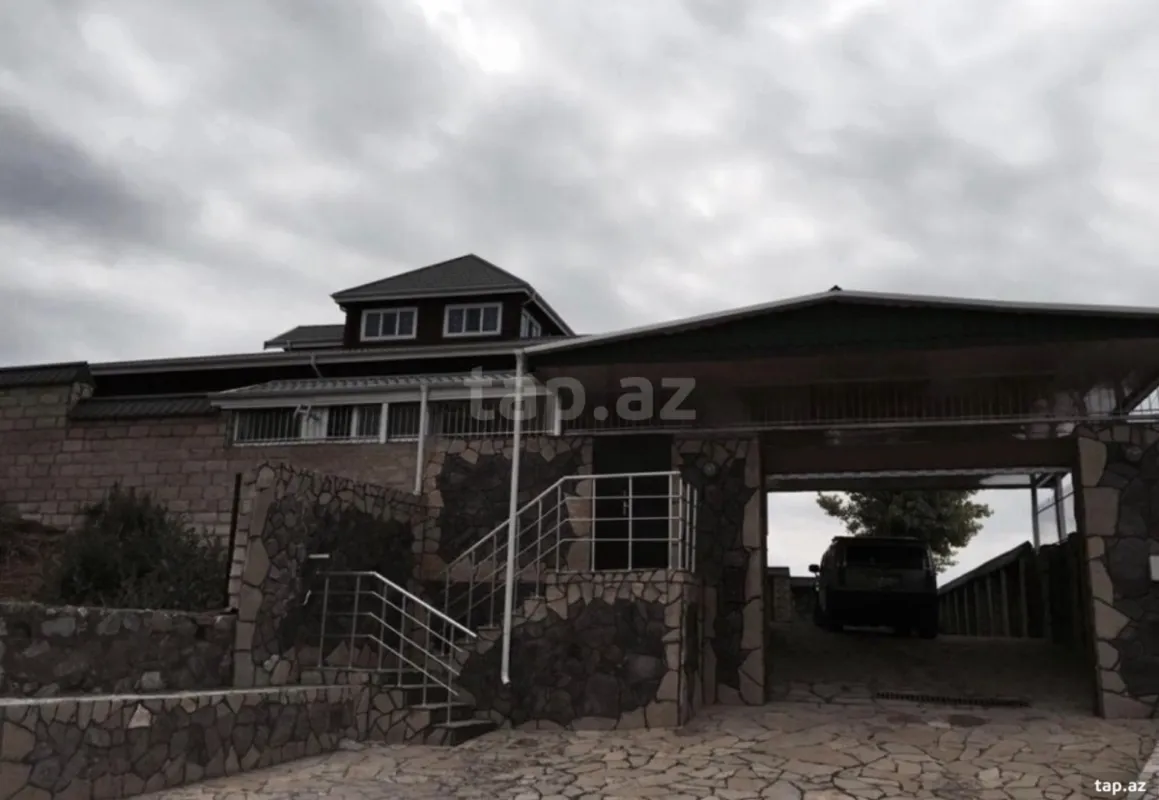 Satılır 9 otaqlı həyət evi