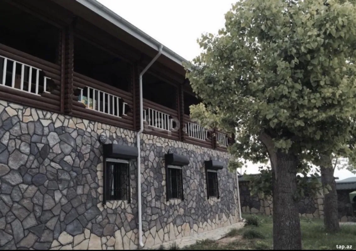 Satılır 9 otaqlı həyət evi
