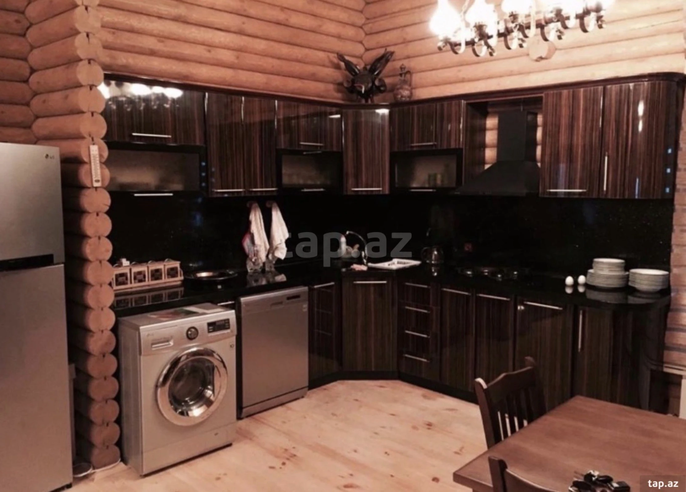 Satılır 9 otaqlı həyət evi