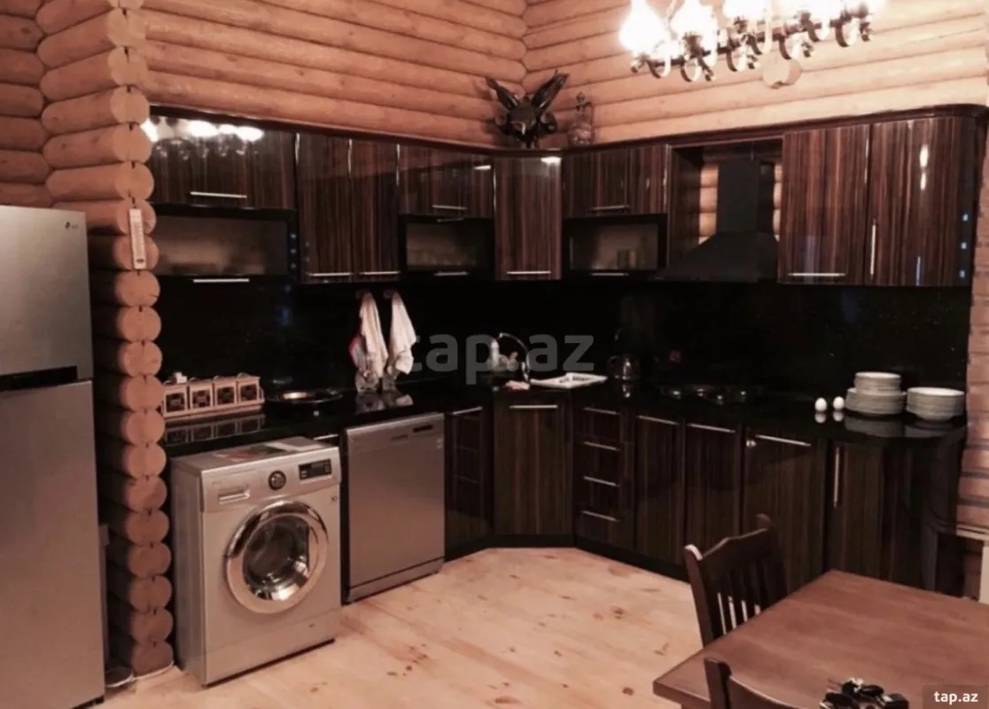 Satılır 9 otaqlı həyət evi