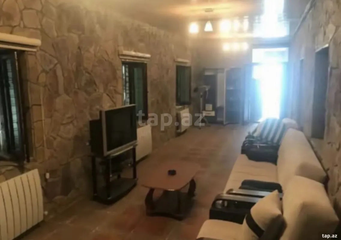 Satılır 9 otaqlı həyət evi
