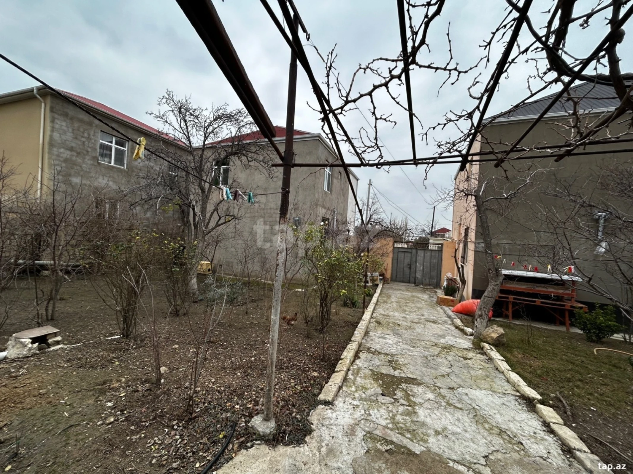 Satılır 4 otaqlı həyət evi