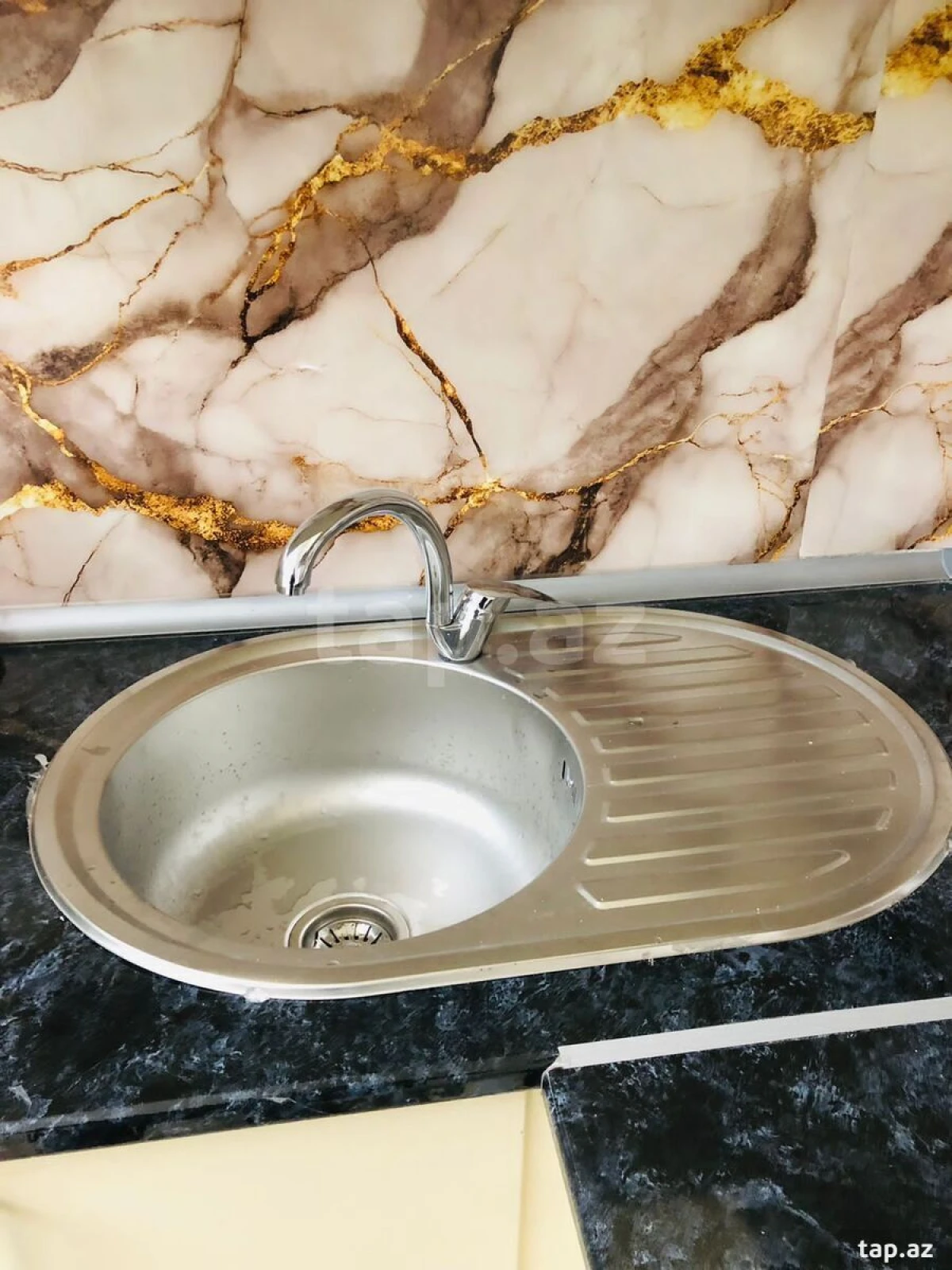 Kirayə verilir 2 otaqlı yeni tikili 75 m²