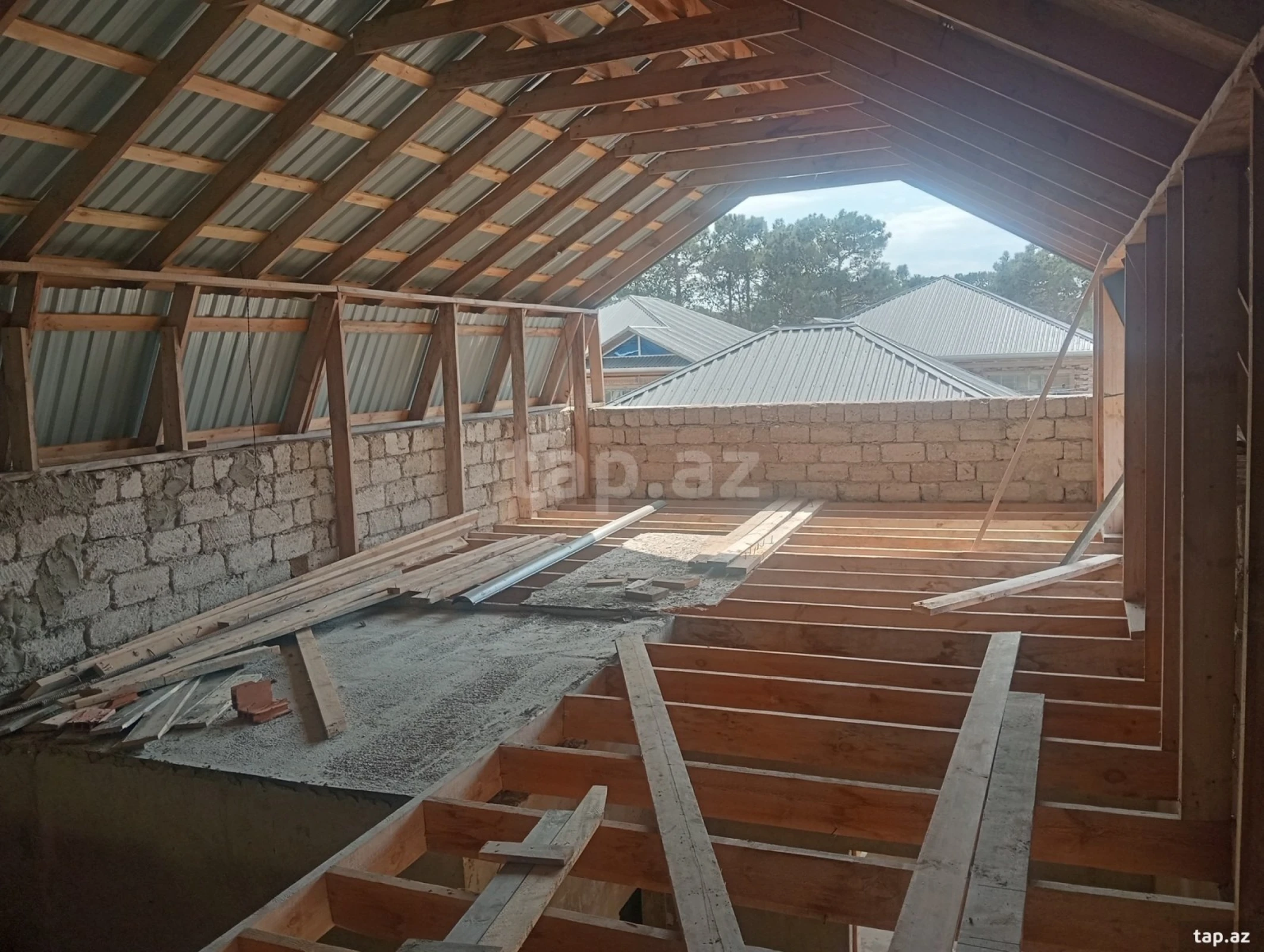 Satılır 6 otaqlı həyət evi