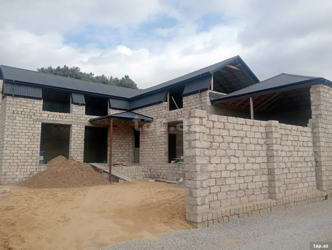 Satılır 6 otaqlı həyət evi