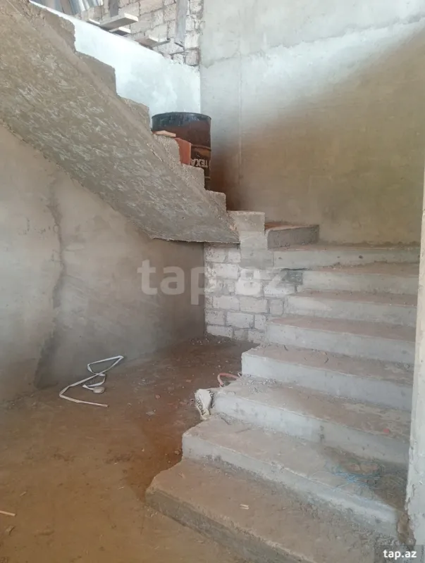 Satılır 6 otaqlı həyət evi