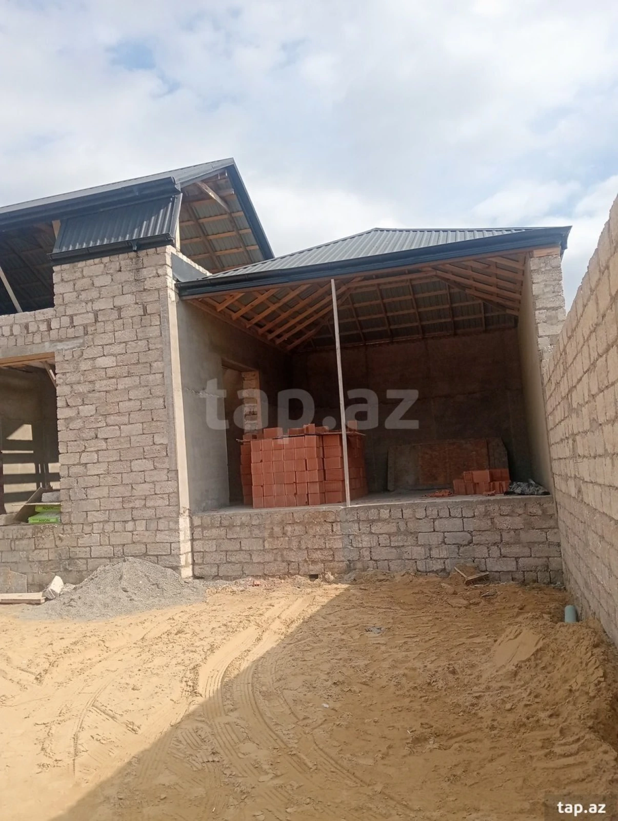 Satılır 6 otaqlı həyət evi