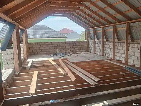 Satılır 6 otaqlı həyət evi