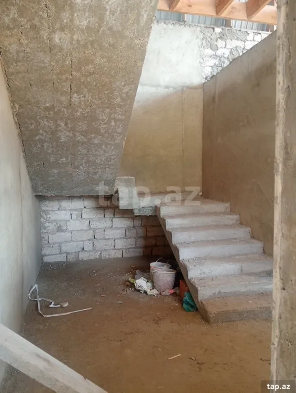 Satılır 6 otaqlı həyət evi