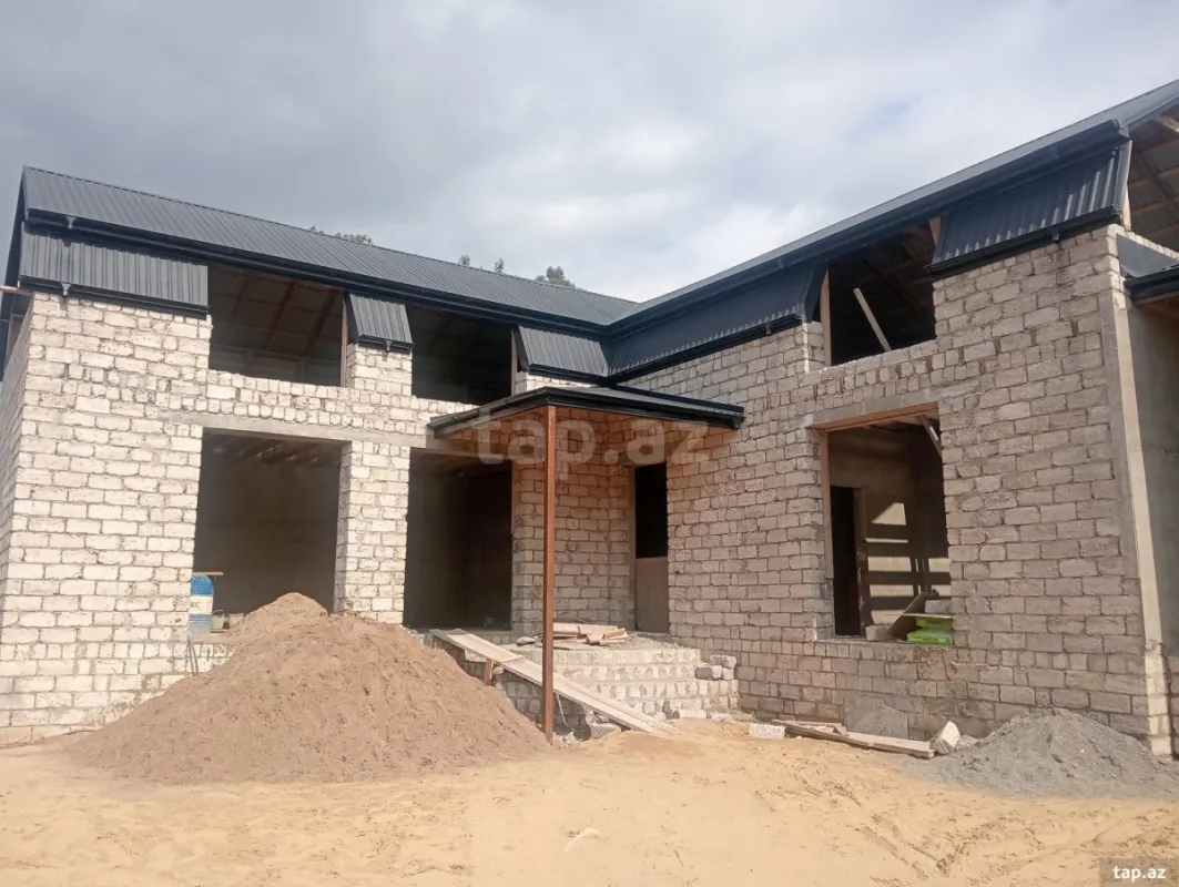 Satılır 6 otaqlı həyət evi