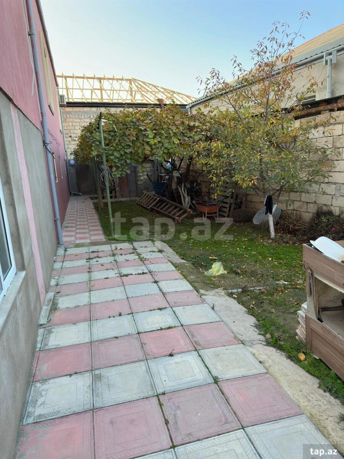 Satılır 6 otaqlı həyət evi