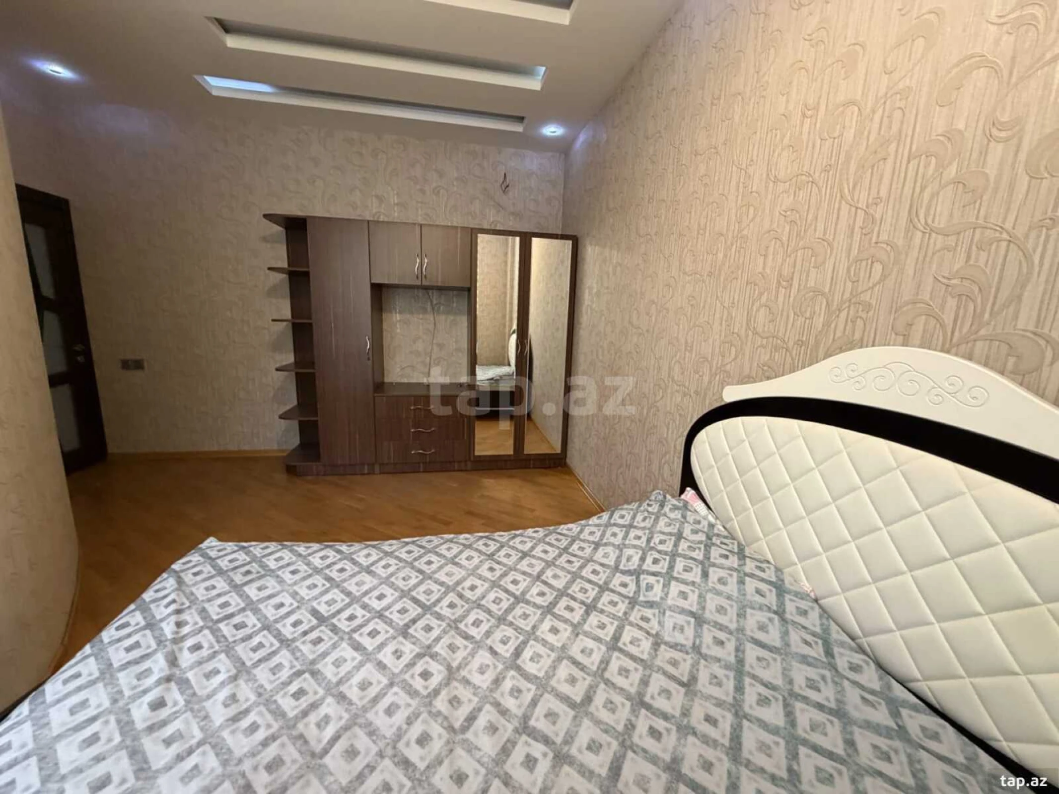 Kirayə verilir 4 otaqlı yeni tikili 135 m²