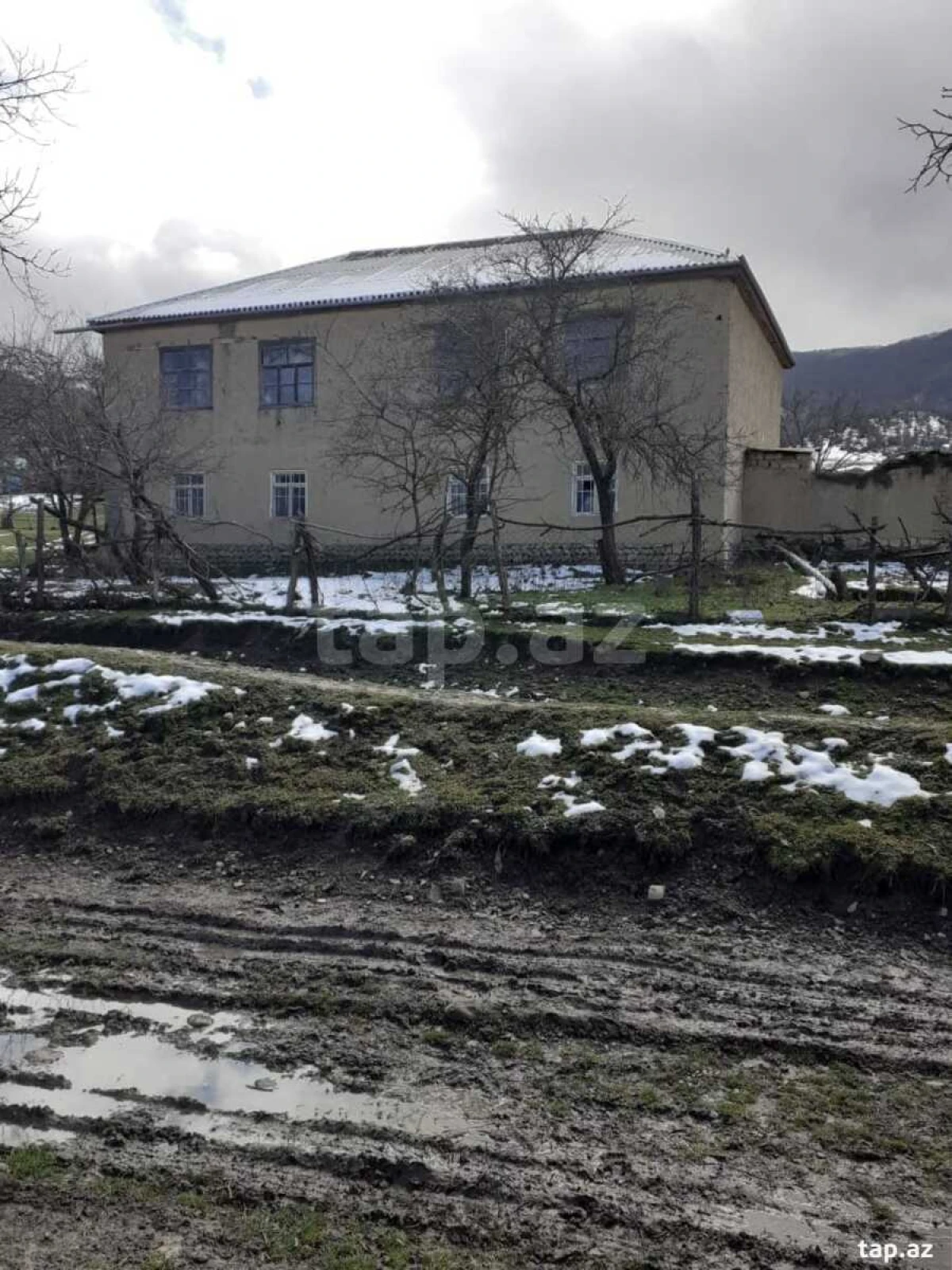 Satılır 6 otaqlı həyət evi