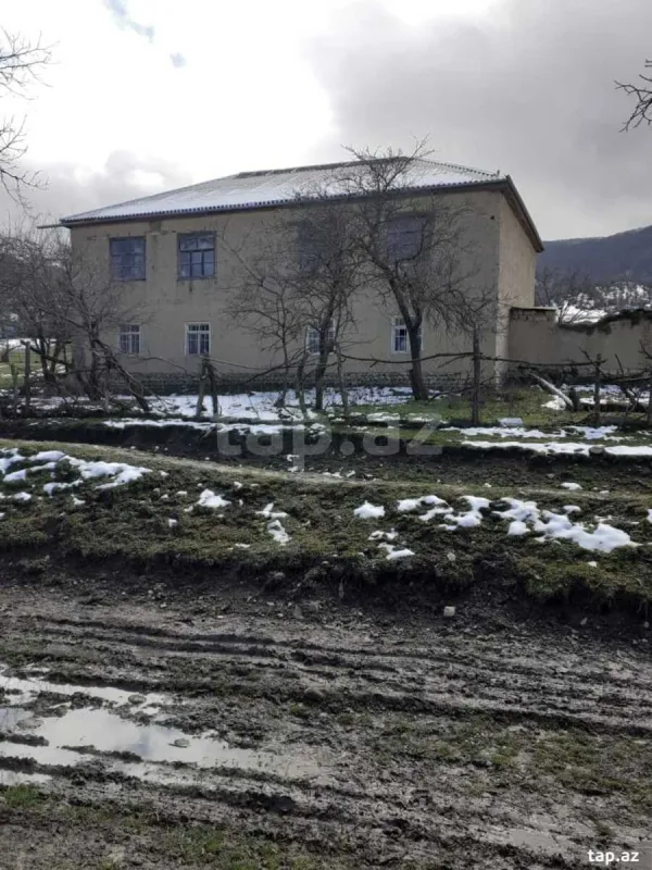 Satılır 6 otaqlı həyət evi