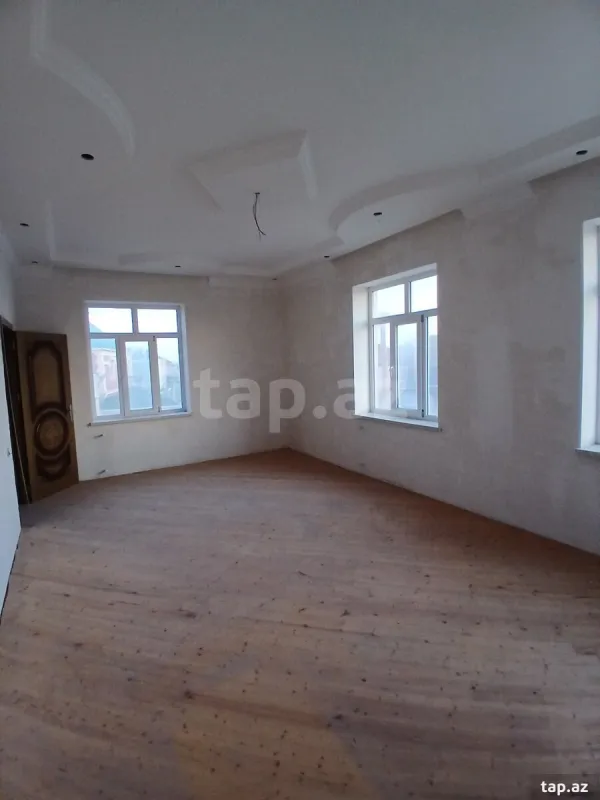 Satılır 7 otaqlı həyət evi