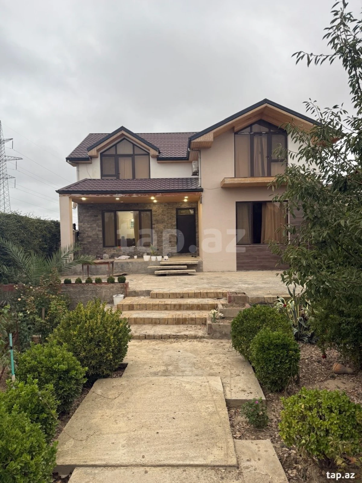 Satılır 7 otaqlı həyət evi