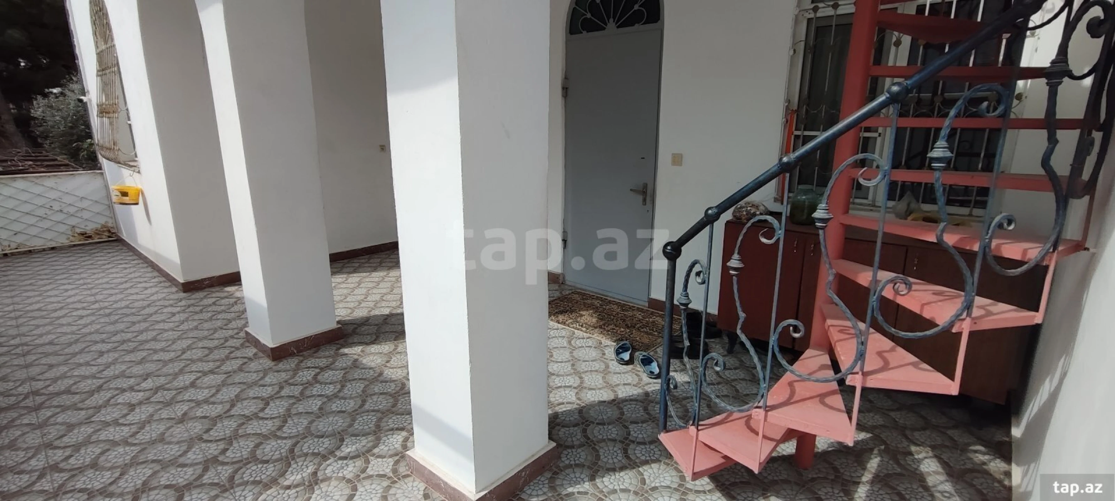 Satılır 8 otaqlı həyət evi