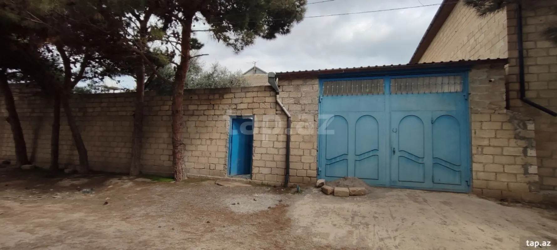 Satılır 8 otaqlı həyət evi