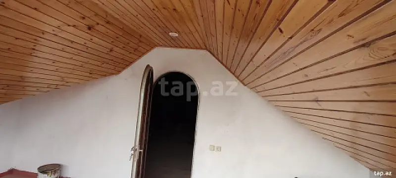 Satılır 8 otaqlı həyət evi