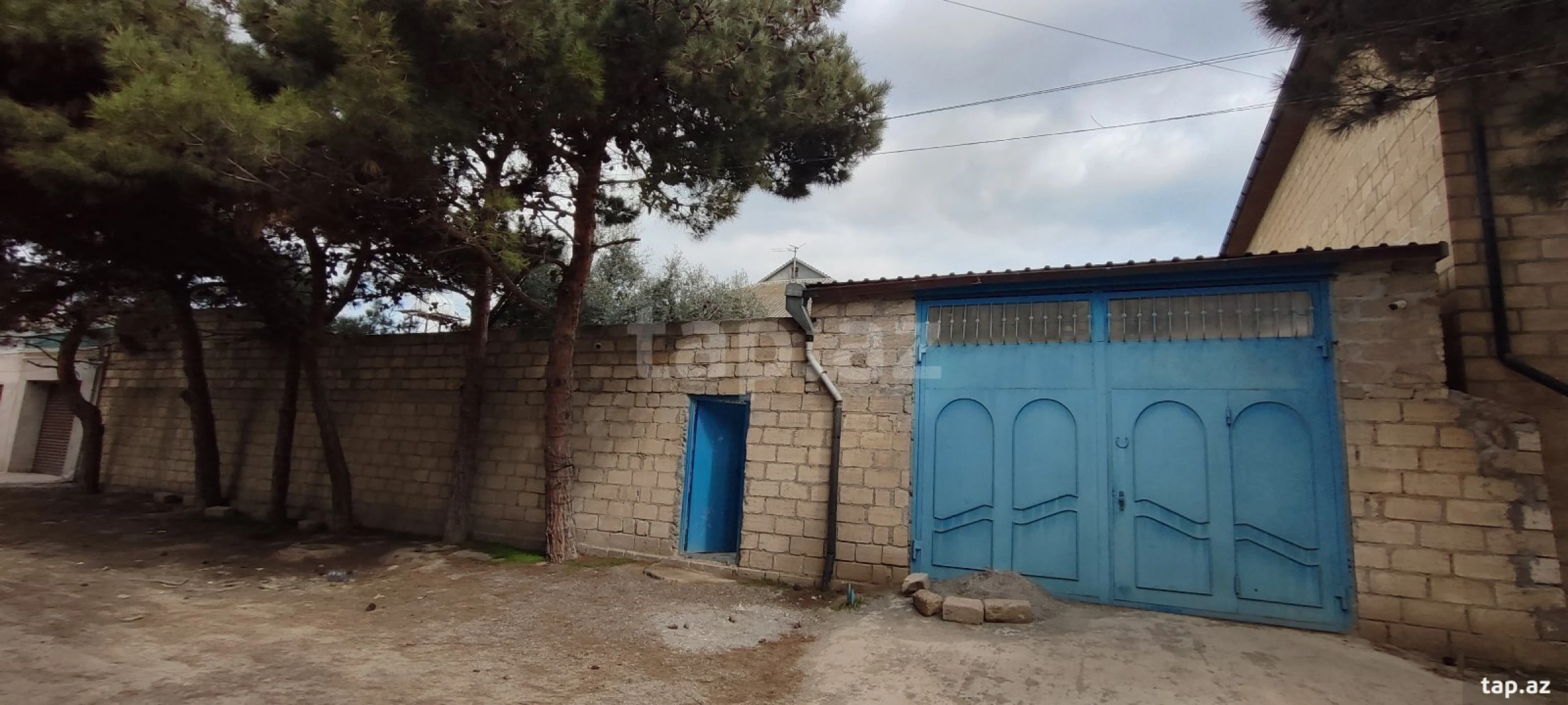 Satılır 8 otaqlı həyət evi