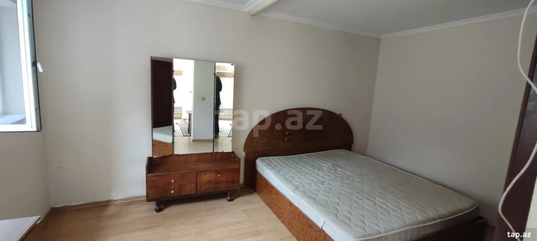 Satılır 8 otaqlı həyət evi