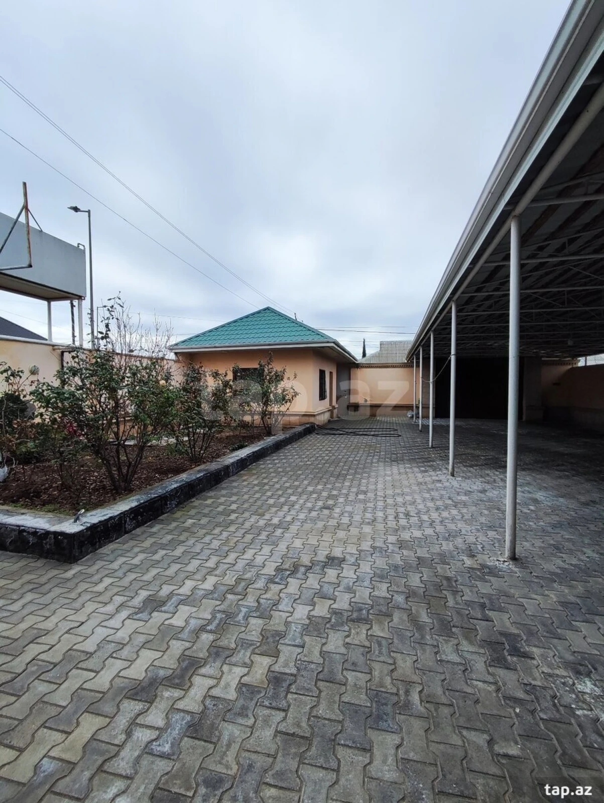 Satılır 5 otaqlı həyət evi