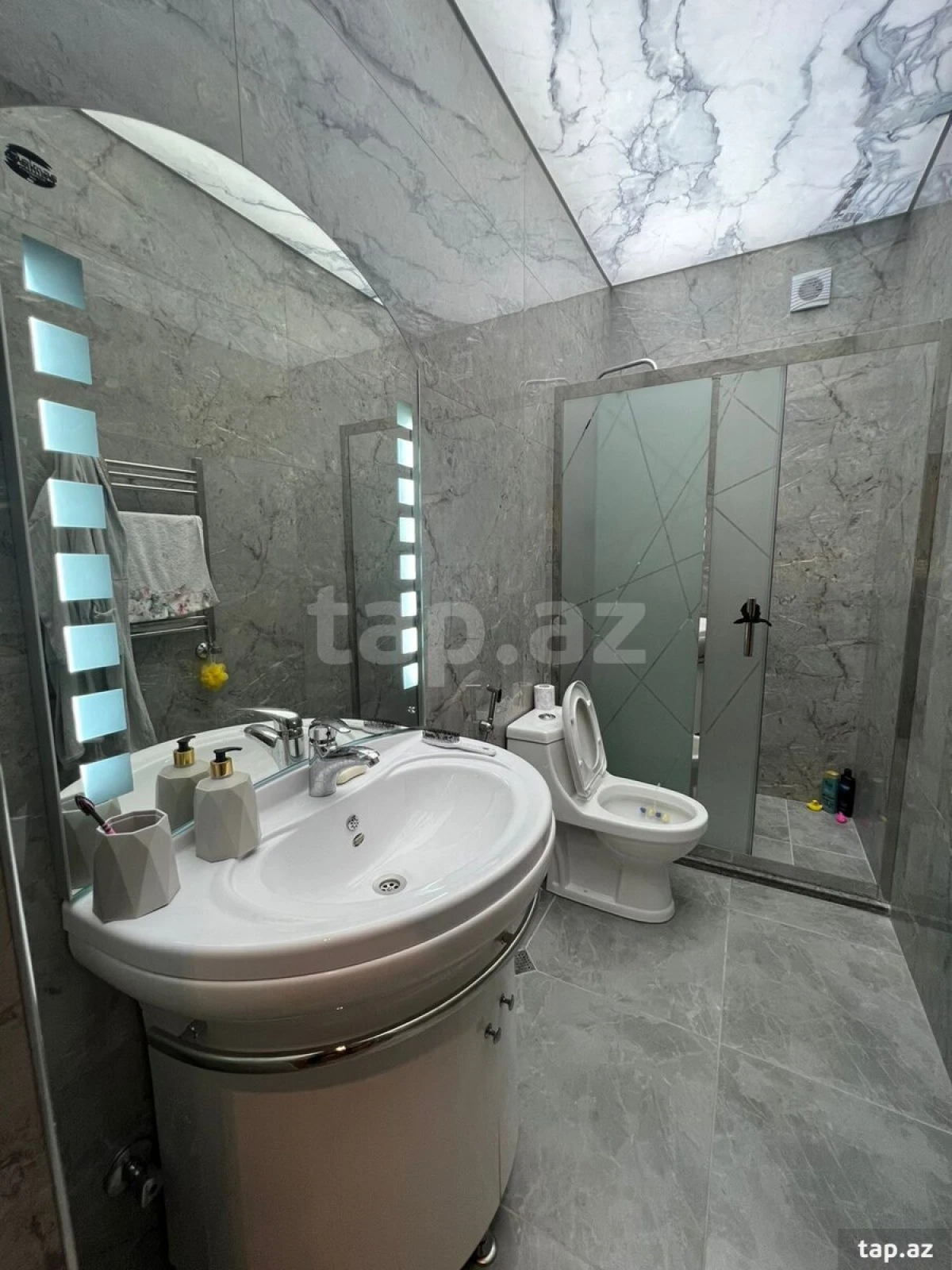 Kirayə verilir 3 otaqlı yeni tikili 72.2 m²