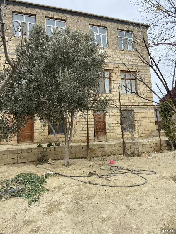 Satılır 5 otaqlı həyət evi 200 m²