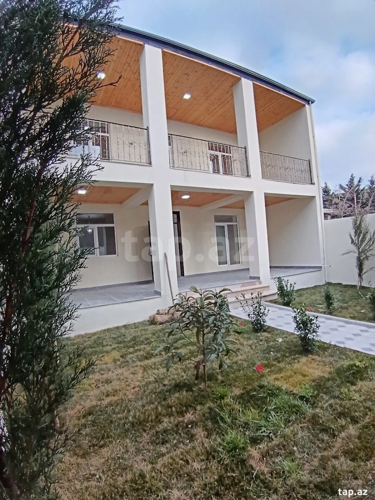 Satılır 6 otaqlı həyət evi