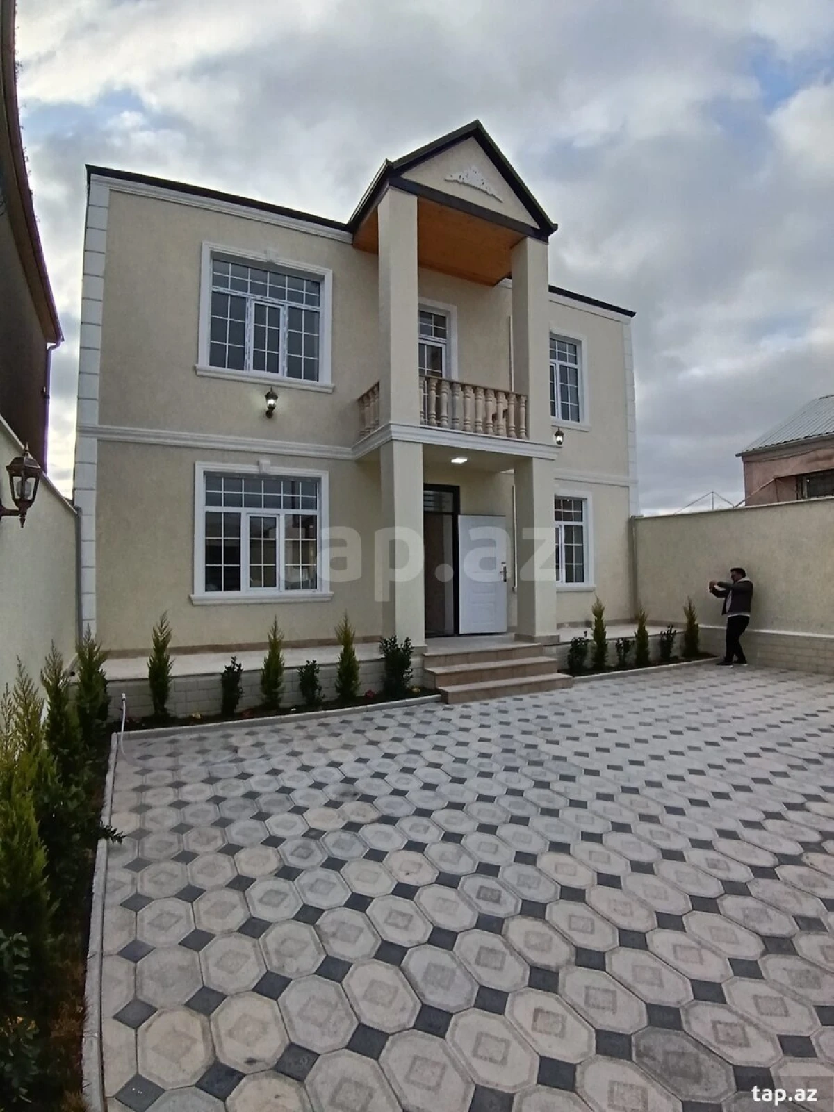 Satılır 6 otaqlı həyət evi