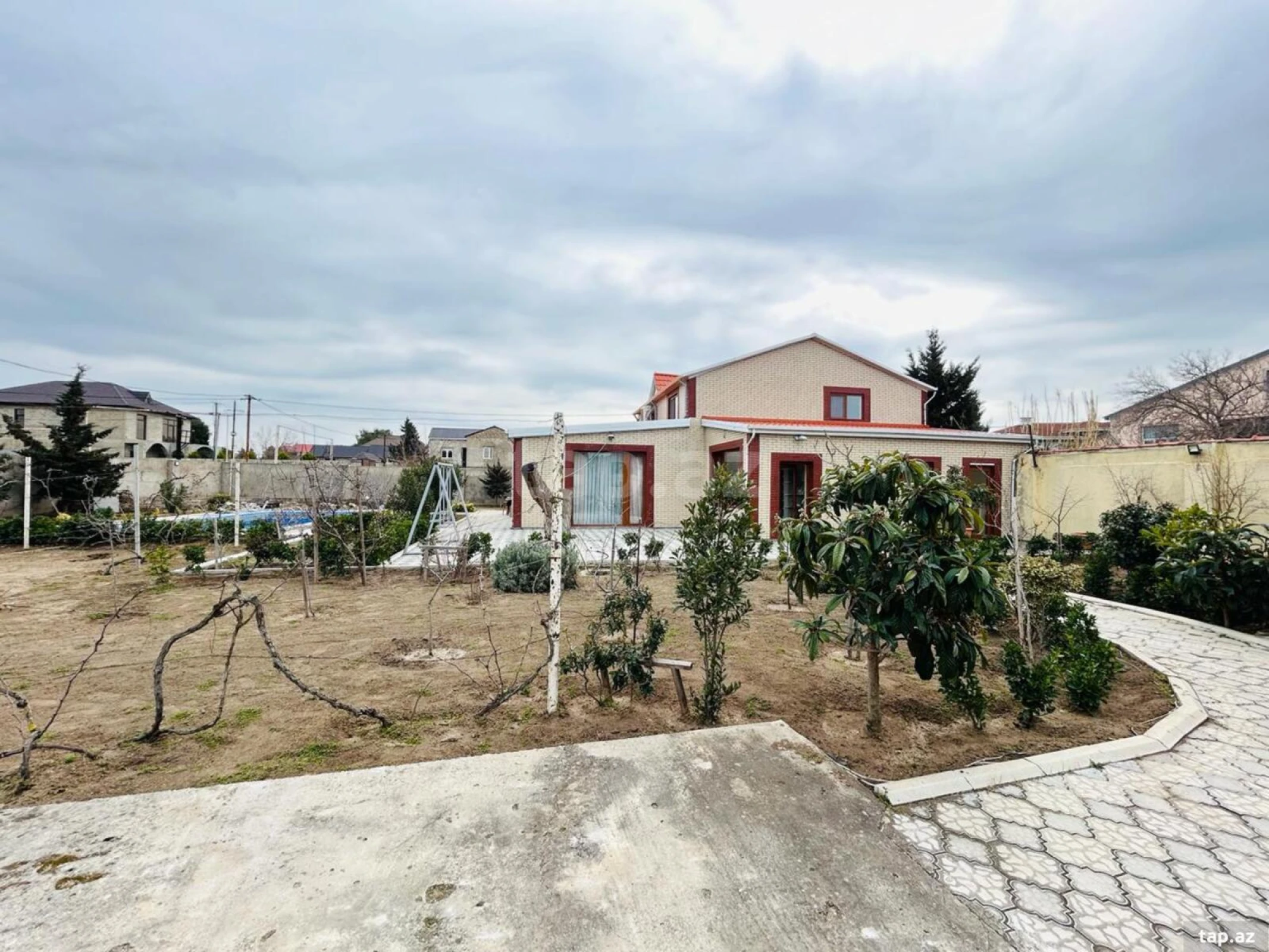 Satılır 4 otaqlı həyət evi