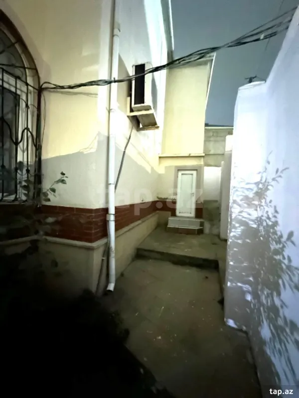 Satılır 8 otaqlı həyət evi