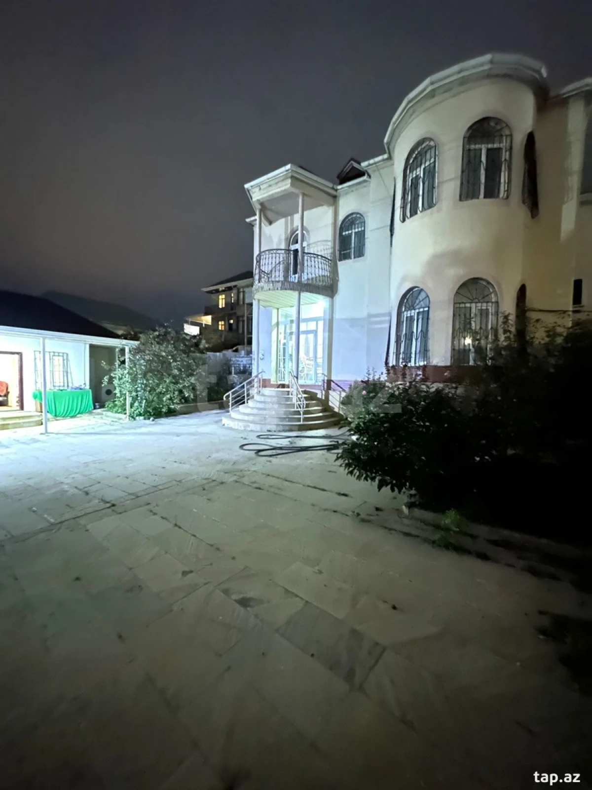 Satılır 8 otaqlı həyət evi