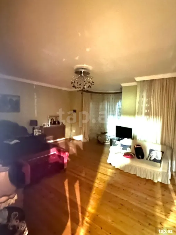 Satılır 8 otaqlı həyət evi
