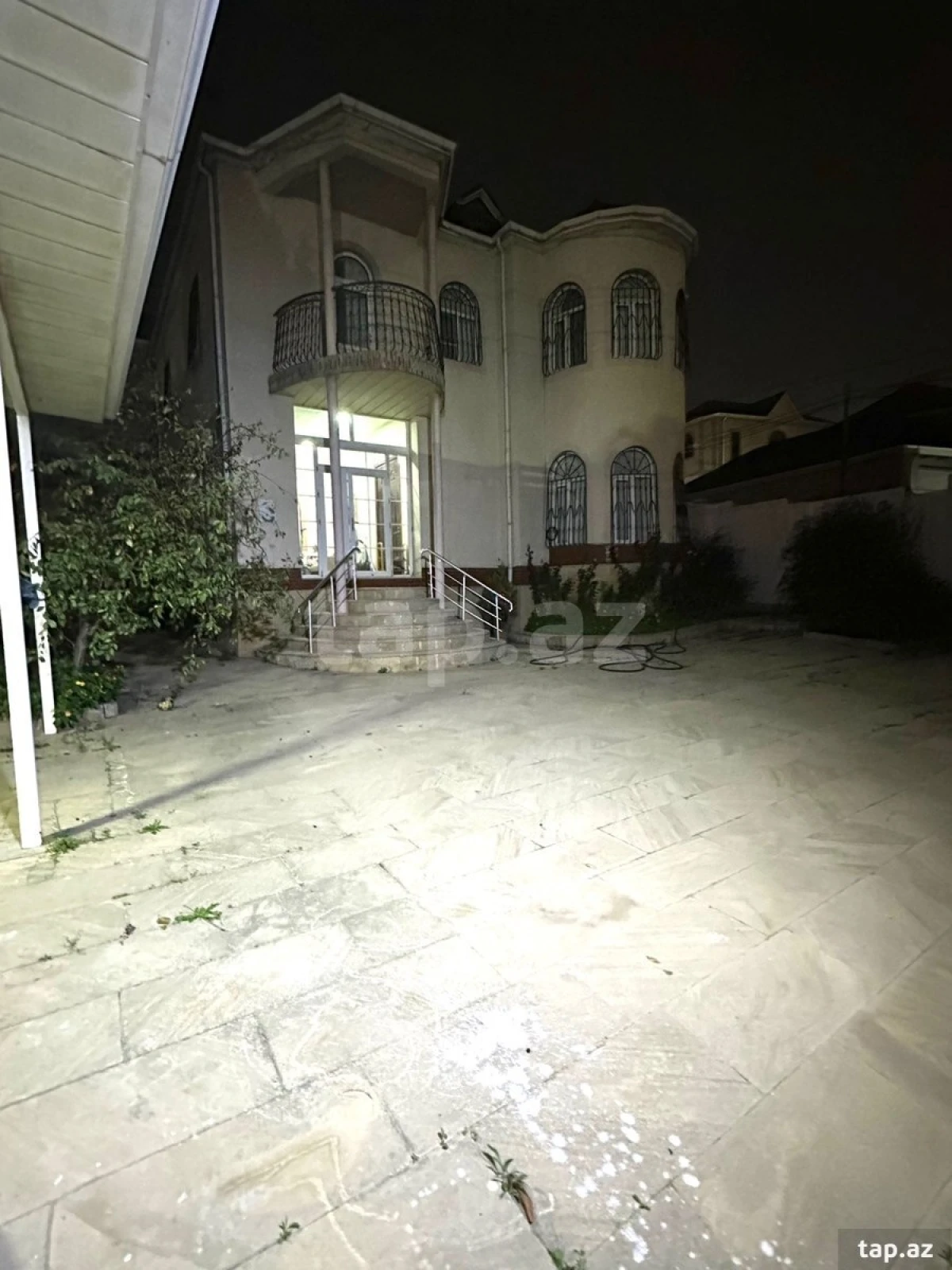 Satılır 8 otaqlı həyət evi