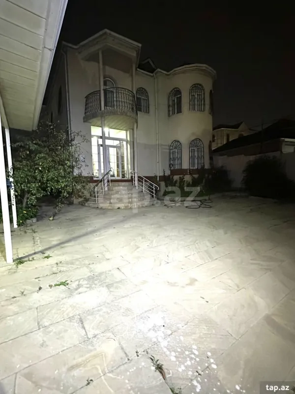 Satılır 8 otaqlı həyət evi