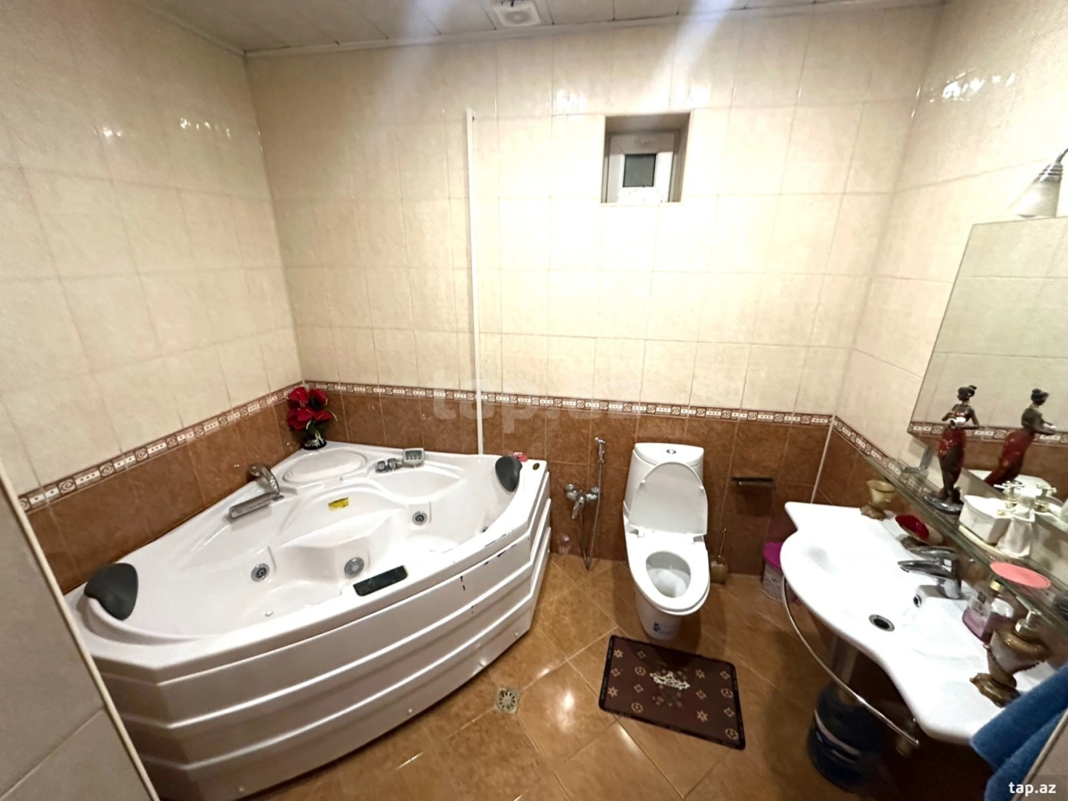 Satılır 8 otaqlı həyət evi