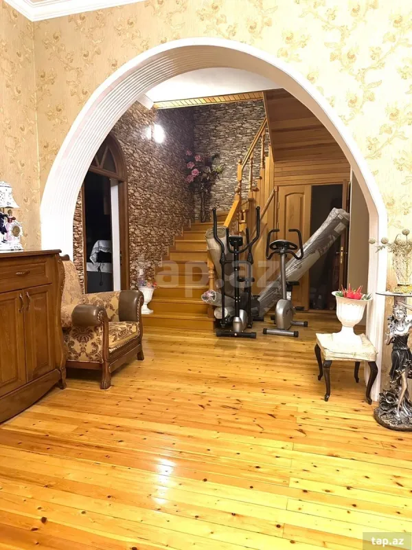 Satılır 8 otaqlı həyət evi