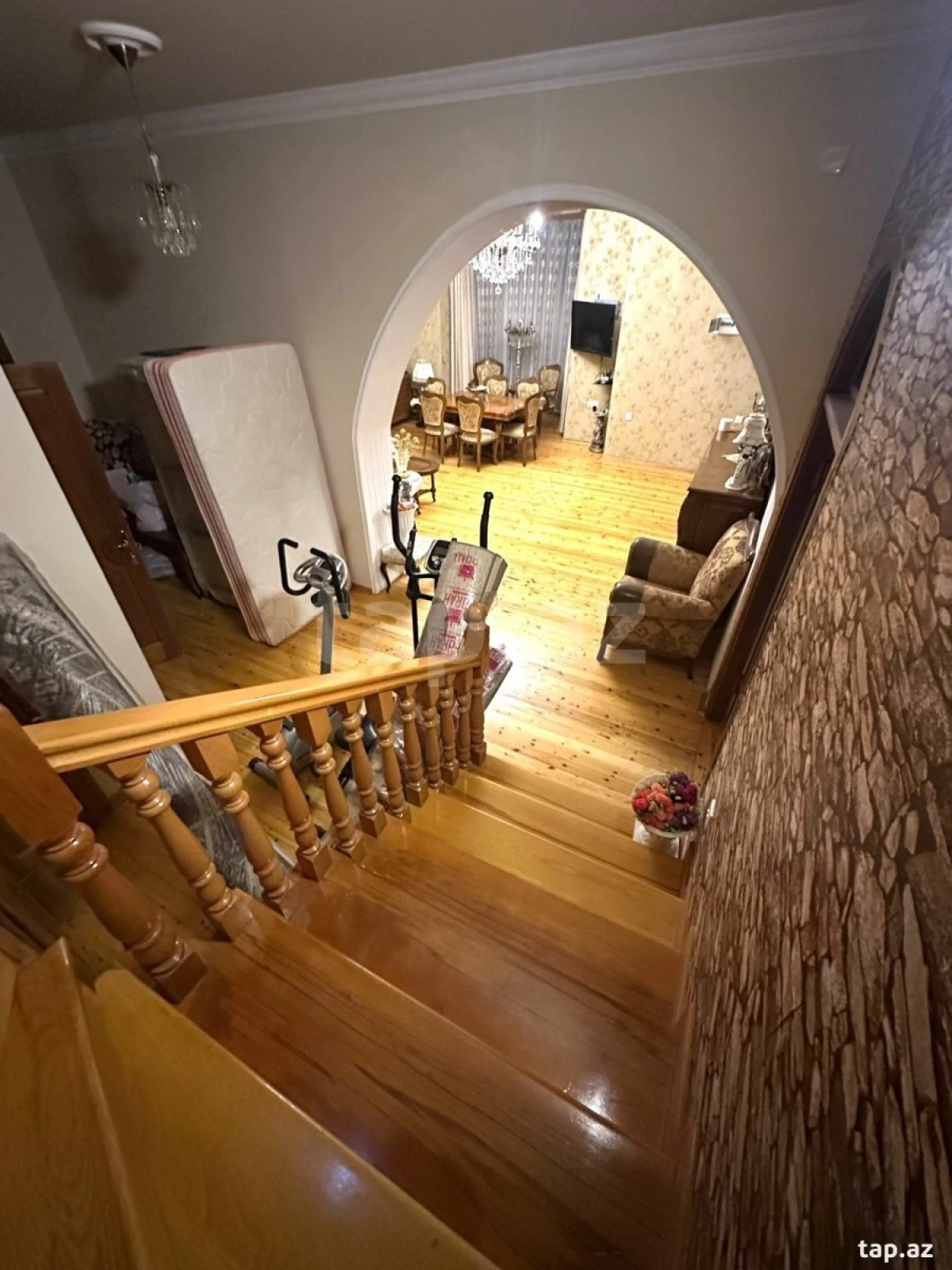 Satılır 8 otaqlı həyət evi