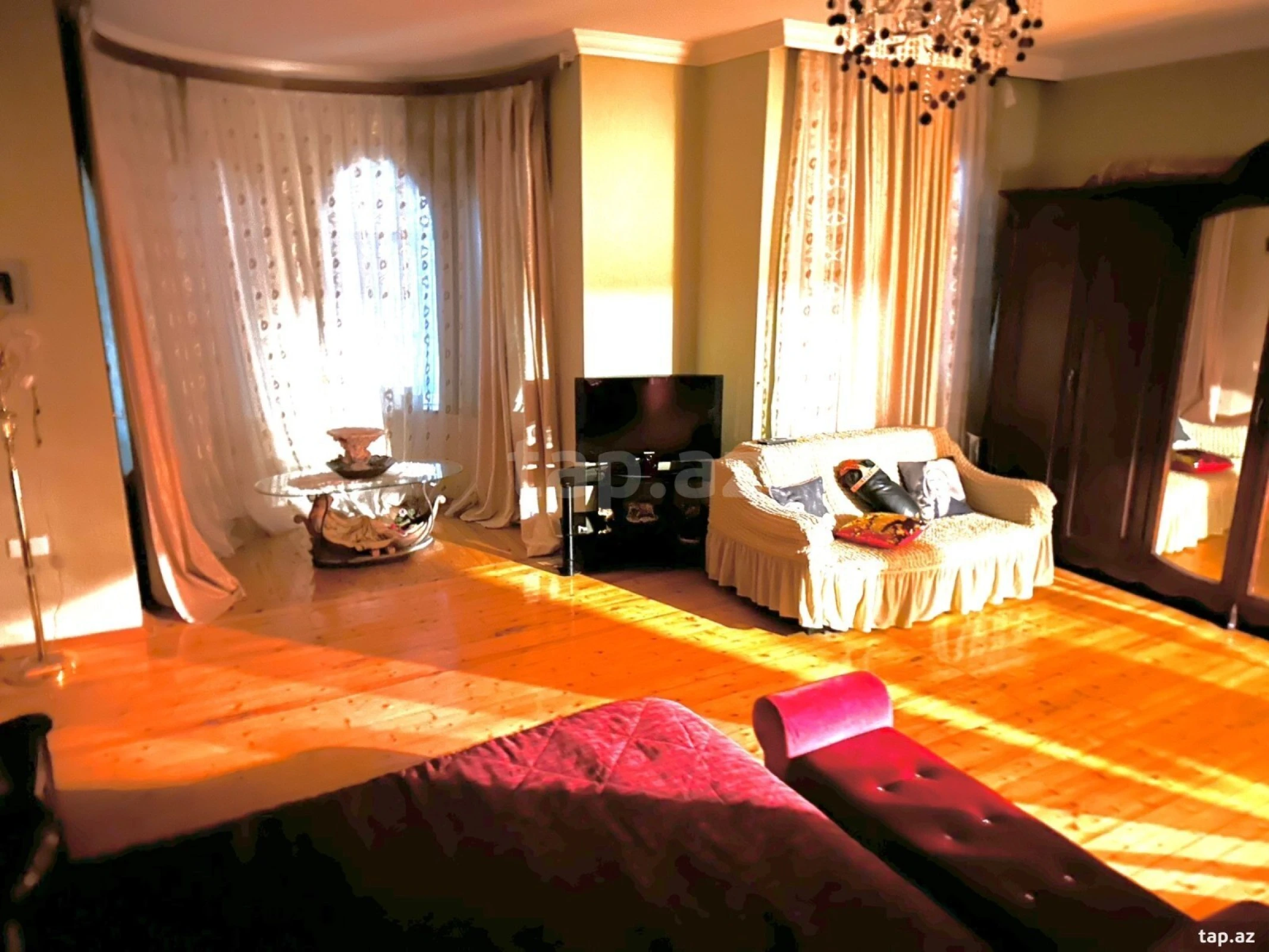 Satılır 8 otaqlı həyət evi