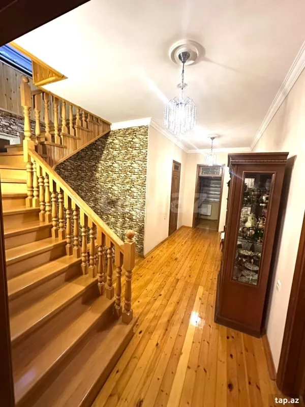 Satılır 8 otaqlı həyət evi